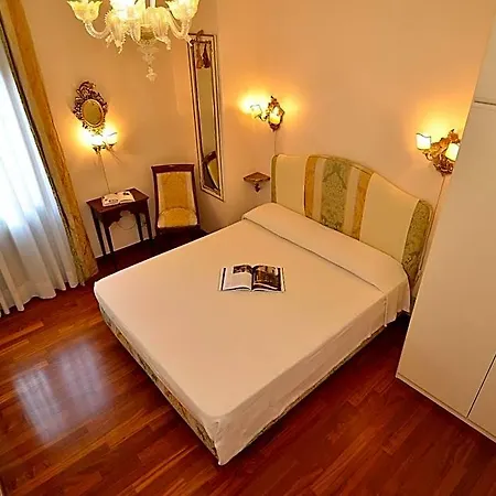Ca Del Modena Only Bed & Breakfast Venedig
