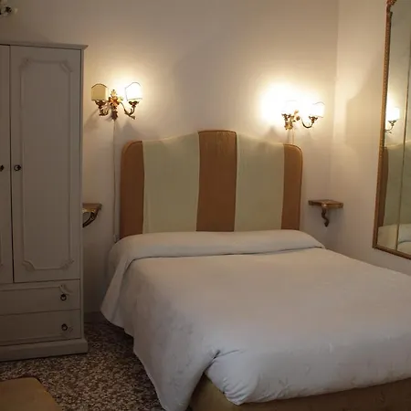 לינה וארוחת בוקר Ca Del Modena Only 2*